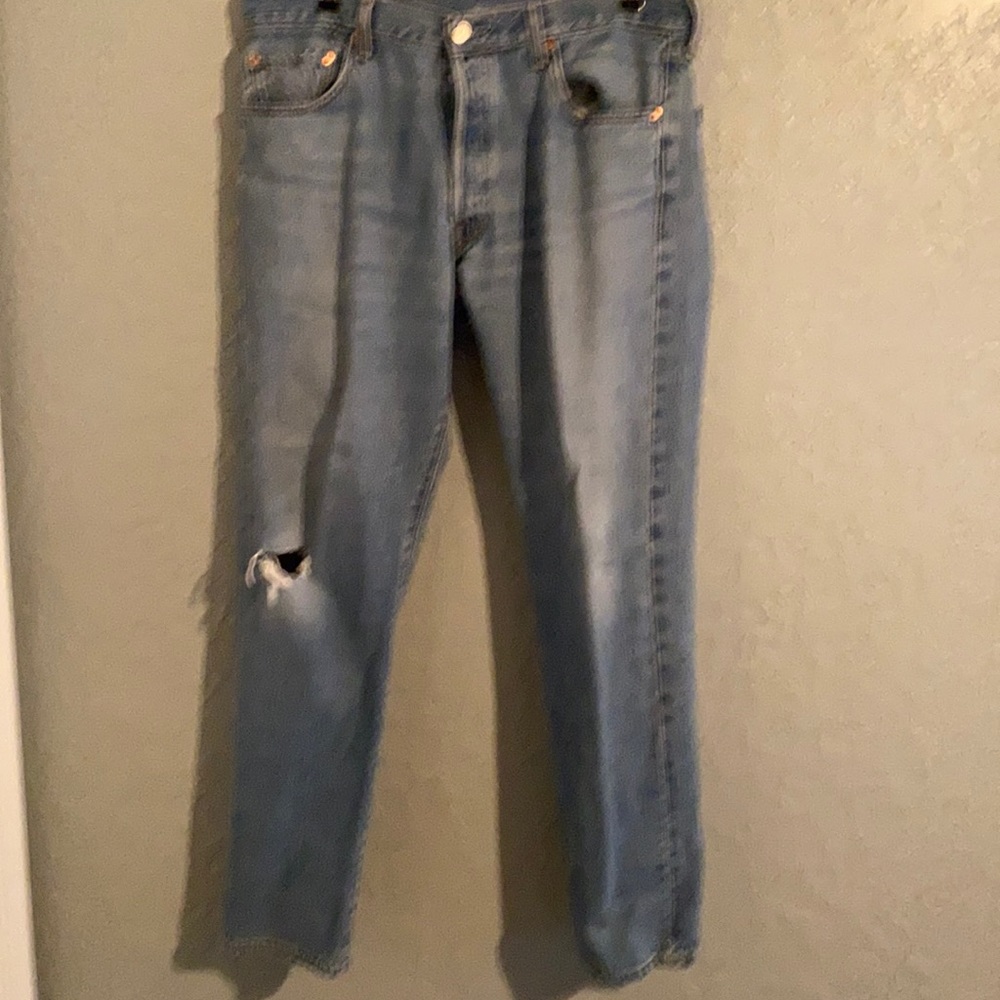 Men’s Gently Worn Levi’s 501 button fly 36x32